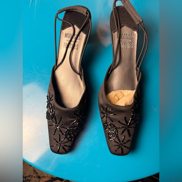 Mootsies Tootsies Black Slingback Heels with Floral Design - Picture 2 of 6